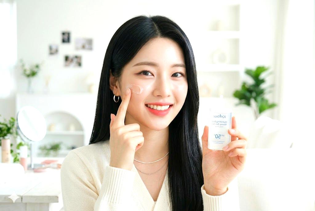 泡洗顔とスキンケアを楽しむ女性のイメージ