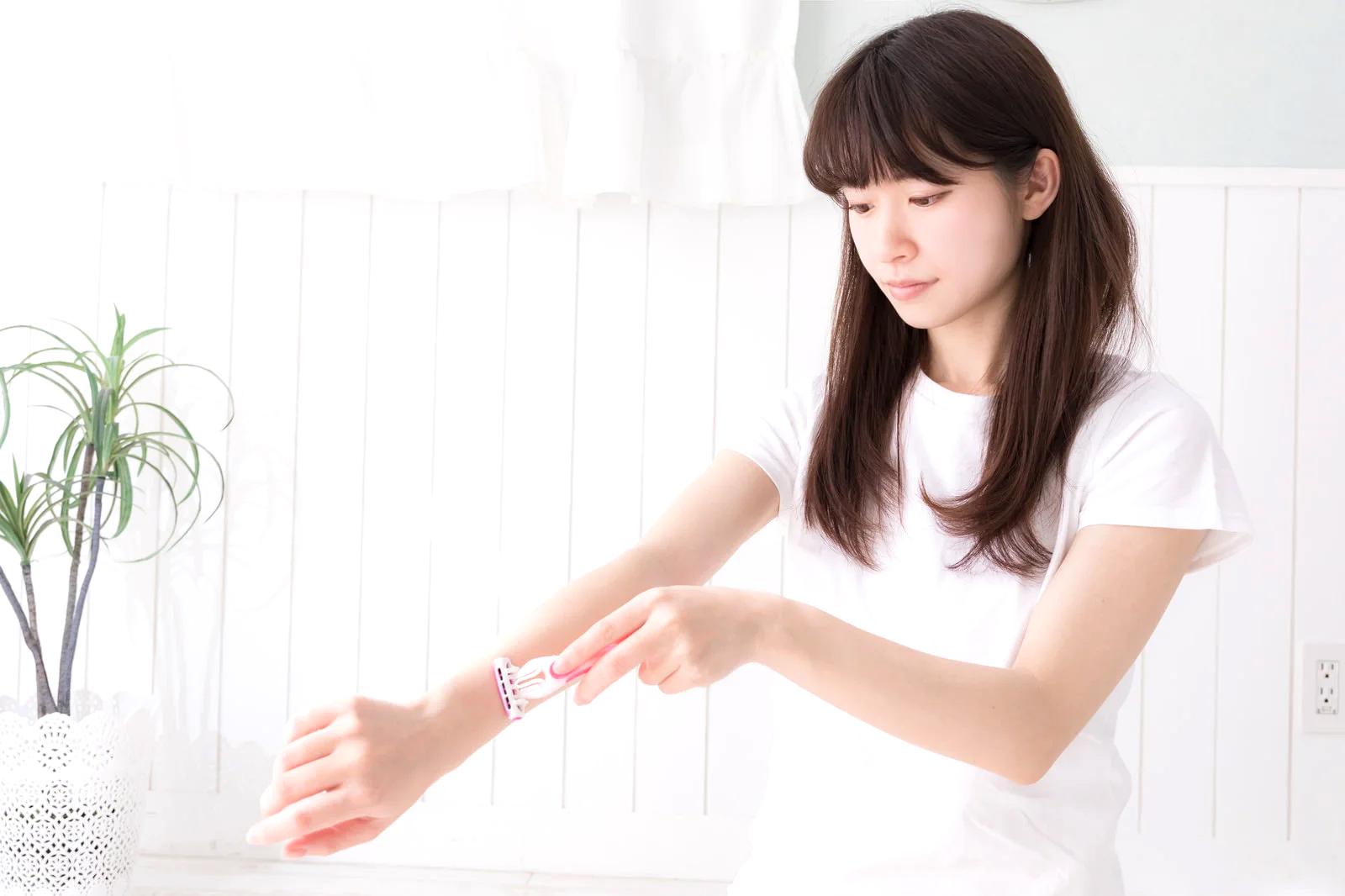 化粧水と乳液でしっかり保湿ケアをする女性の手元