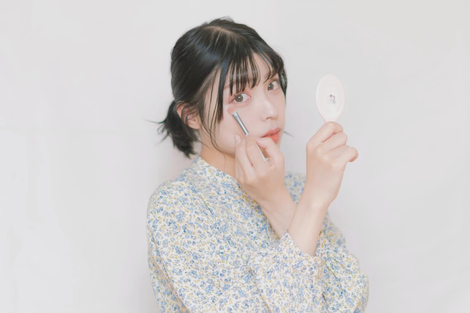 スマホの光と肌老化の関係を考える夜の女性のイメージ