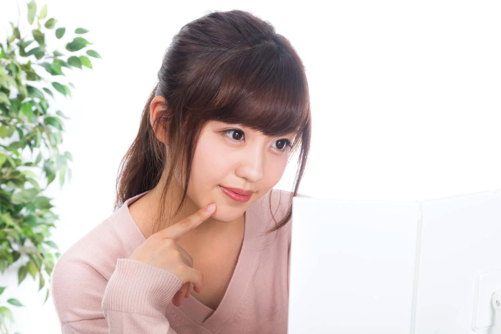 ホルモンバランスの乱れと肌荒れをイメージした女性の横顔