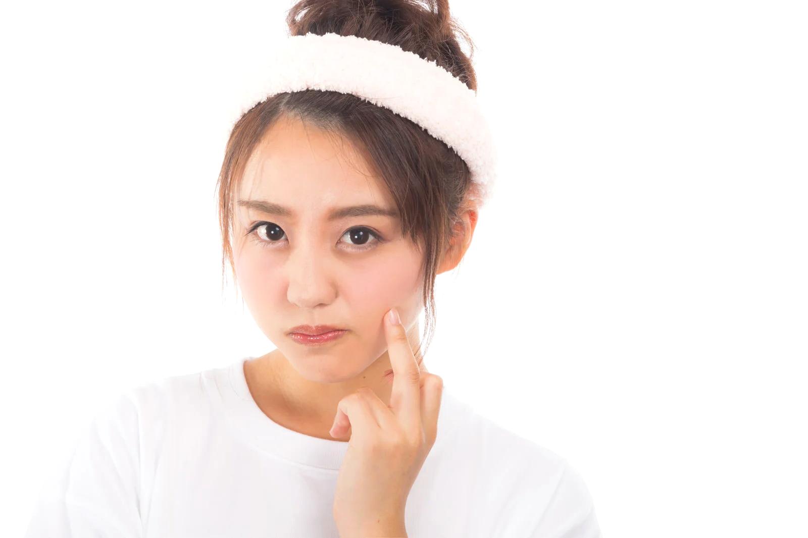 ドラッグストアのサプリやスキンケアで美白ケアする女性