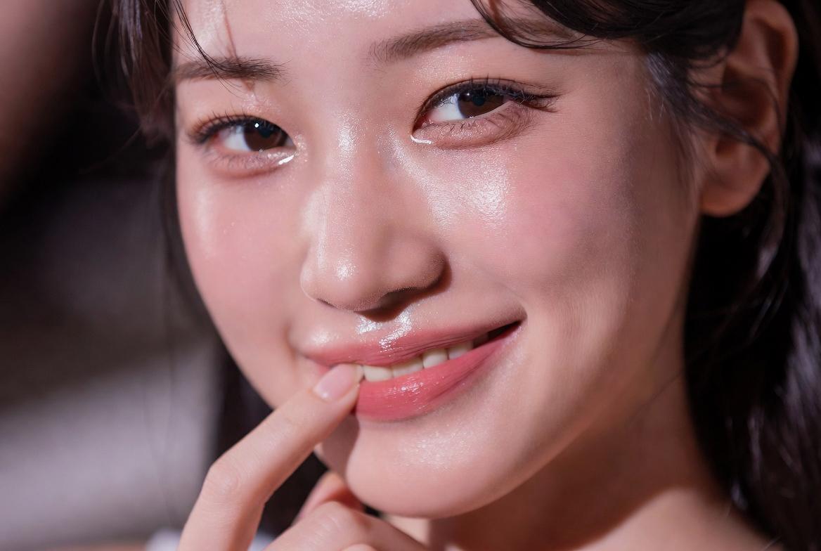 乾燥した手のひらを見つめる大人女性の手元イメージ