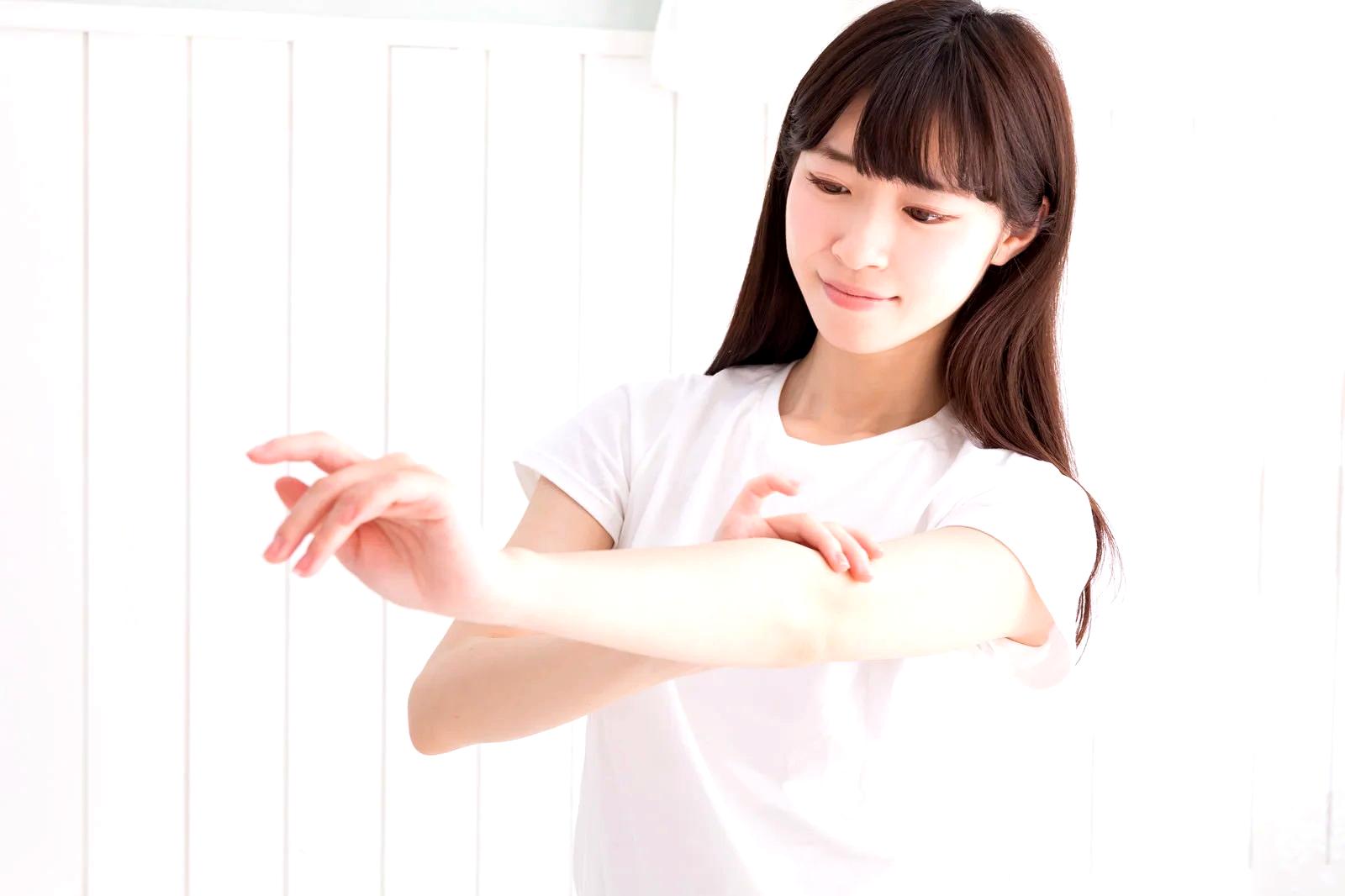 低刺激の日焼け止め成分を選ぶ女性のスキンケアイメージ