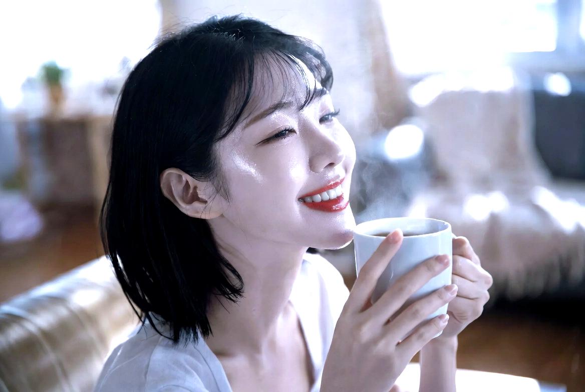 ドクダミ茶の葉と湯気が立つお茶で美容と腸活をイメージしたシーン