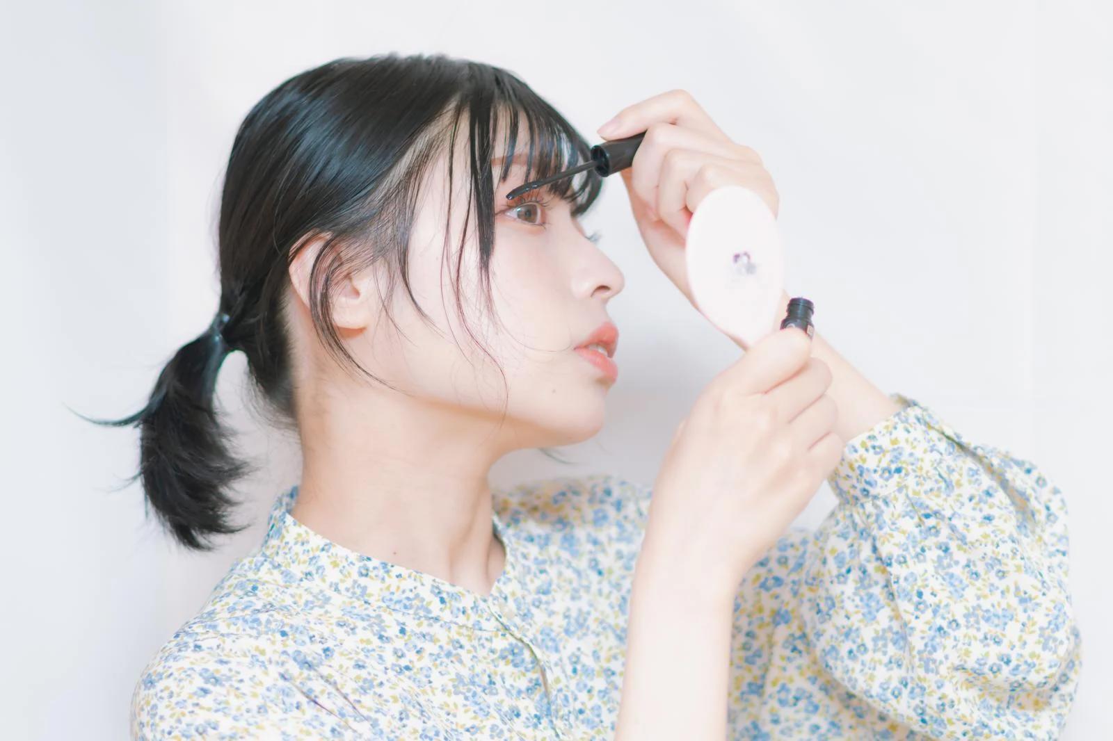 日常生活の中で目元のハリを失うNG習慣をチェックする様子