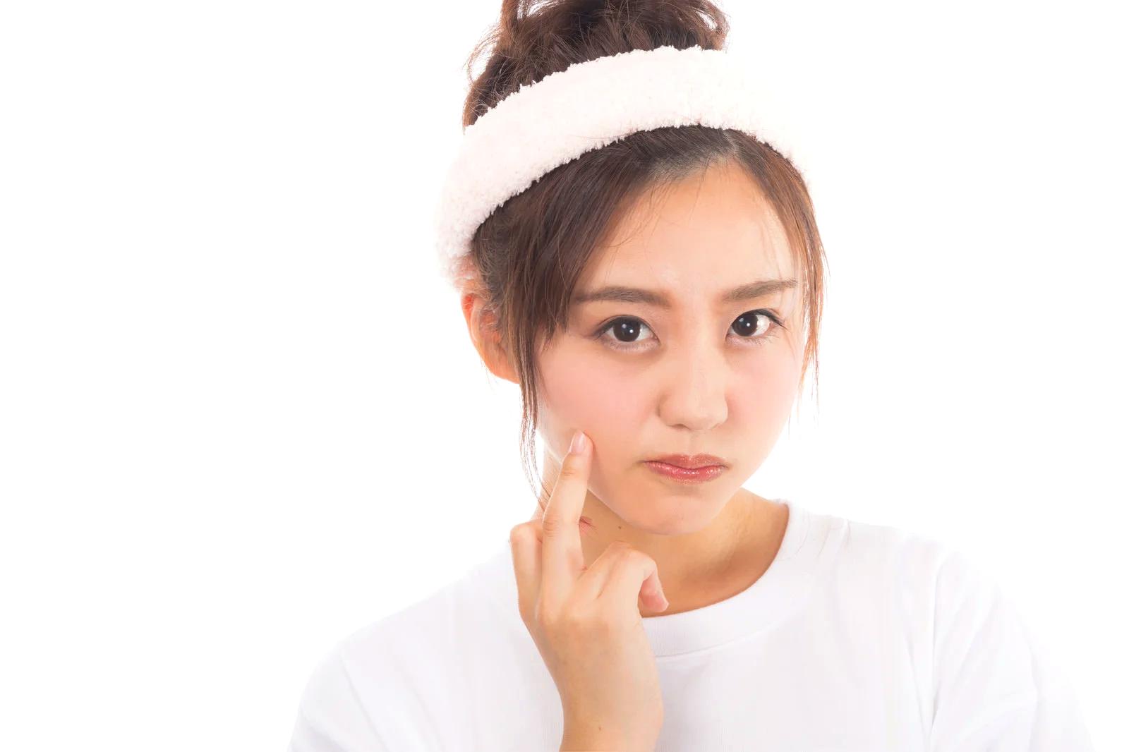 手のひらの皮むけやかゆみを確認している女性のクローズアップ