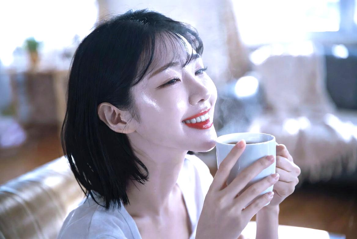 食事前に白湯を飲んで食欲を整える様子のイメージ