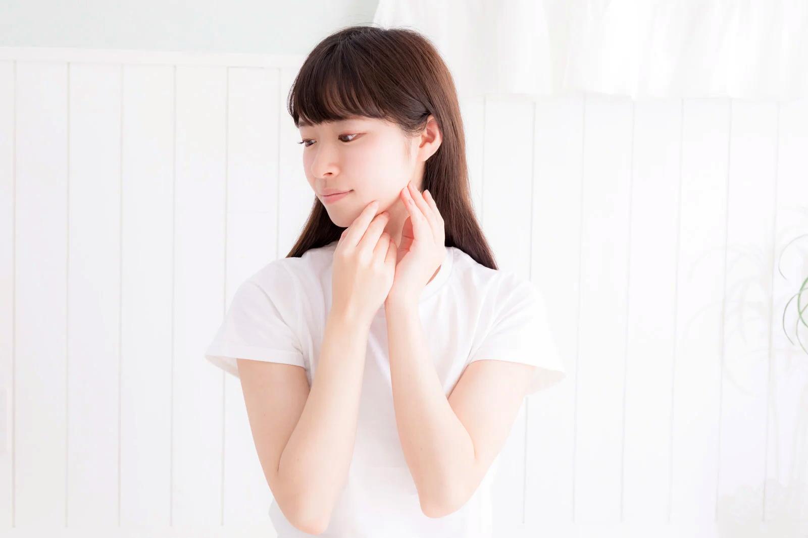 通勤や散歩など日常シーンで紫外線対策をする女性のイメージ