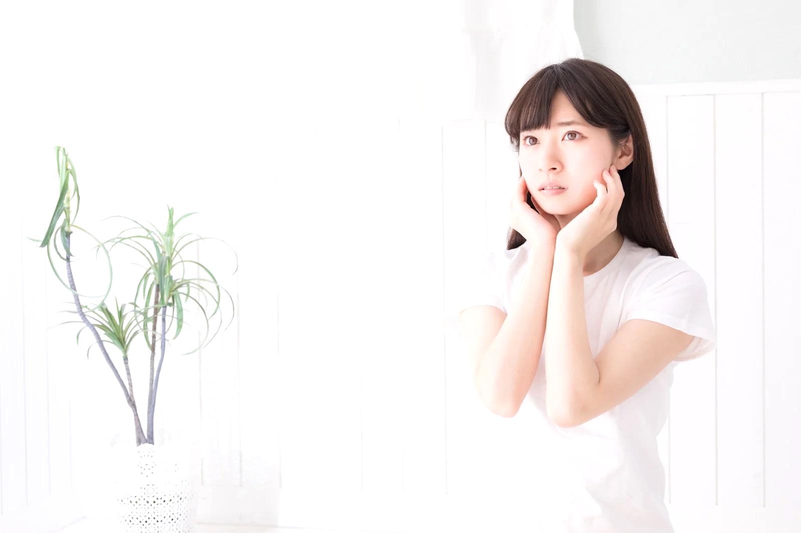 冬と夏で異なる手肌ケアアイテムを並べた写真