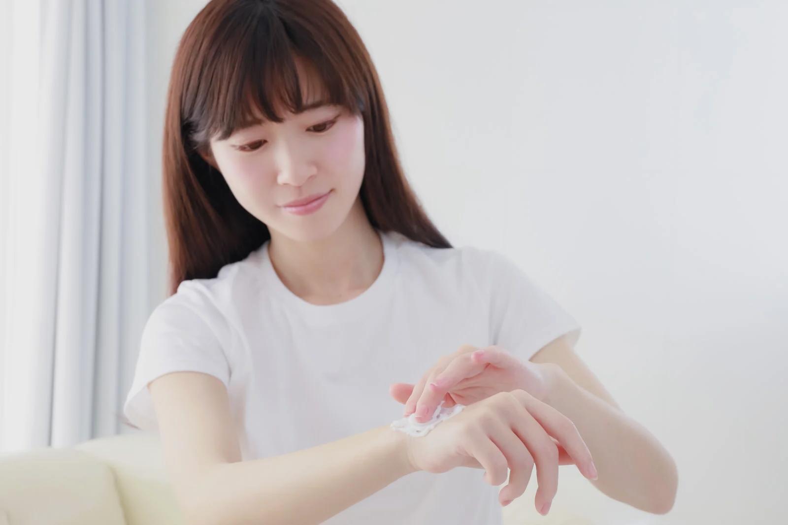 夜にスキンケアで肌を整えるリラックス時間