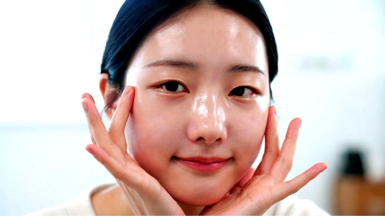 春の乾燥肌と洗顔習慣を見直す女性のスキンケアイメージ