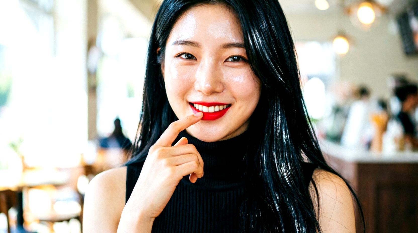 しっとり潤った美しい手元を見つめて微笑む女性のイメージ