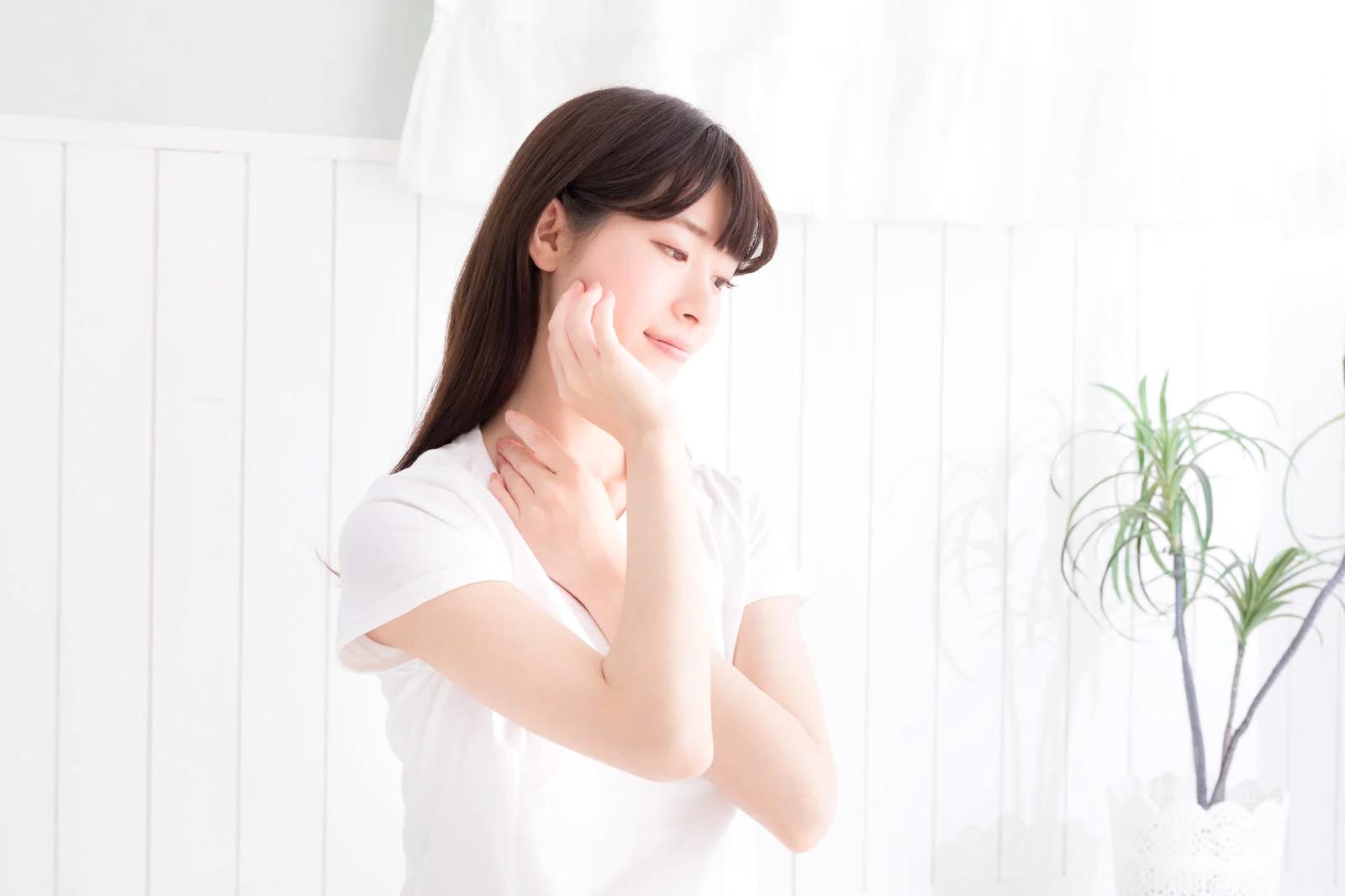 時間帯別UVケアで健やかな肌を保つ女性のイメージ