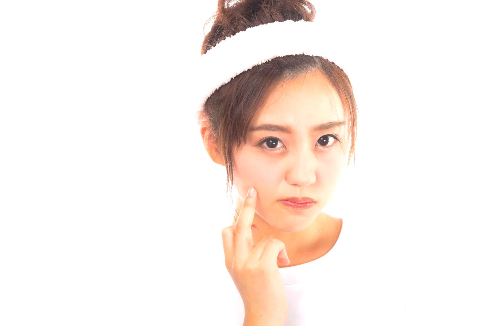 肌にやさしく日焼け止めをなじませる女性