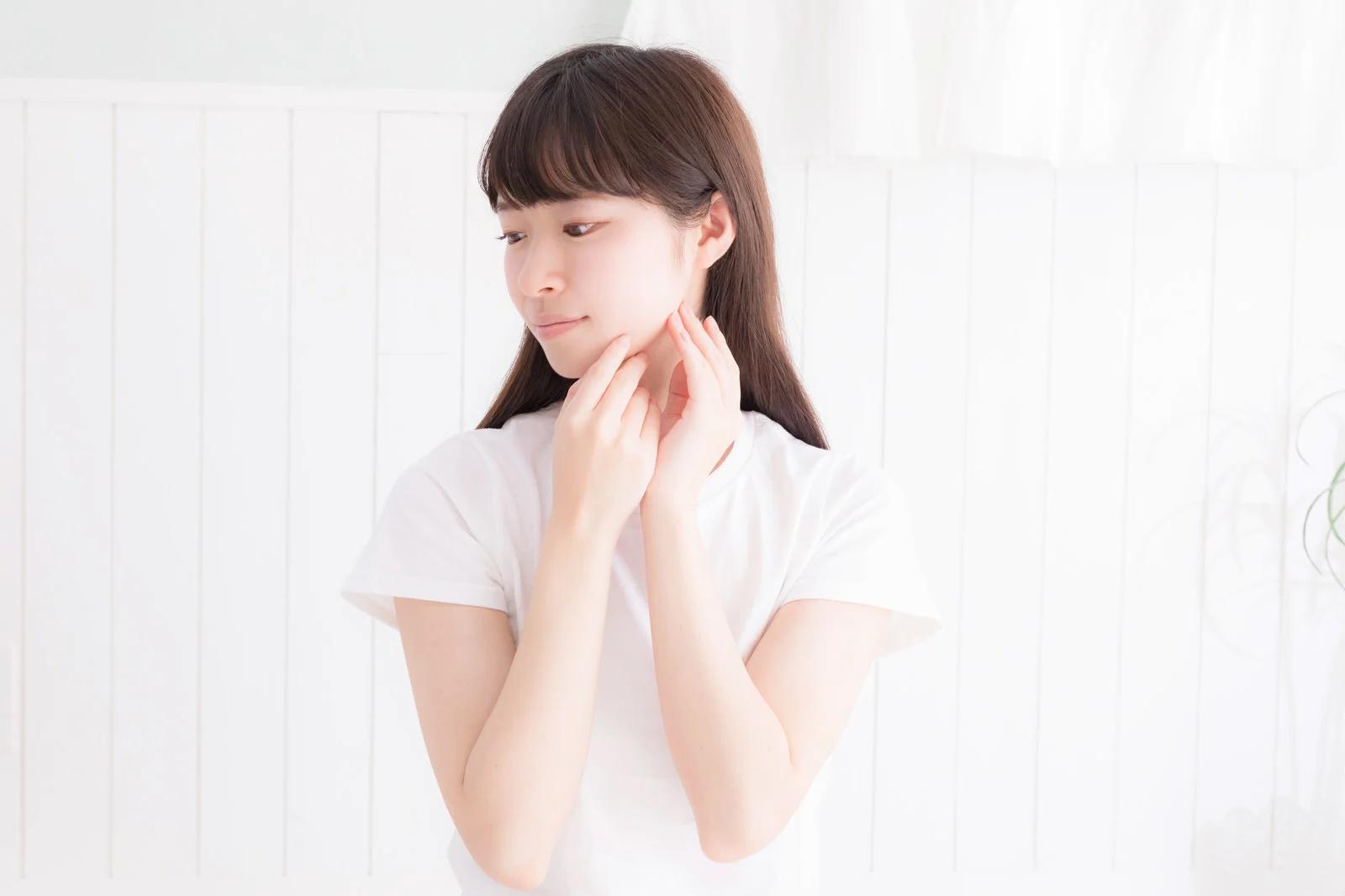 笑顔の女性の目元に現れる目尻のしわをクローズアップしたイメージ