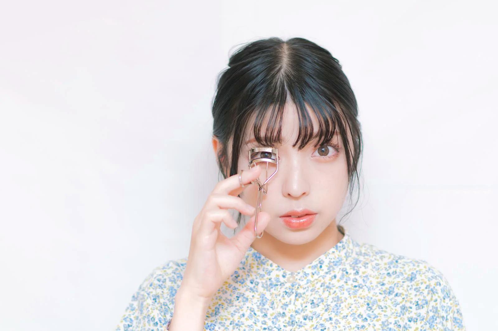 姿勢が整いスタイルが美しく見える女性の後ろ姿