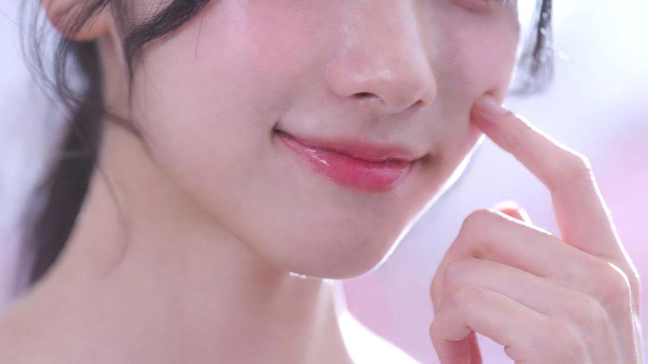朝と夜で洗顔を比較する女性のイメージ