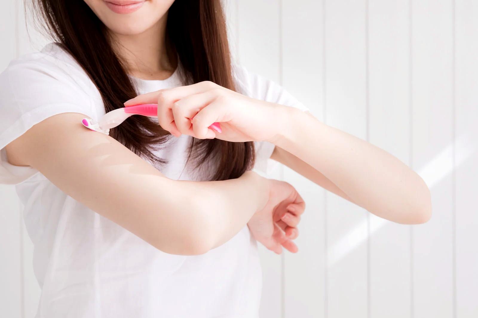 リラックスしながら走る女性と心の安定を表す柔らかな光