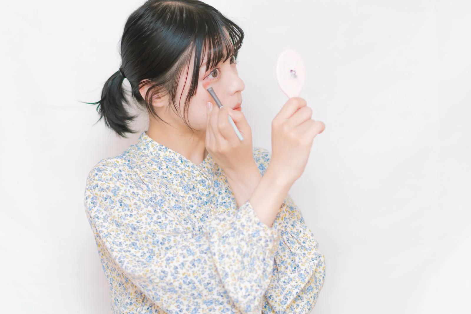 デコルテを美しく見せるファッションとメイクのスタイル