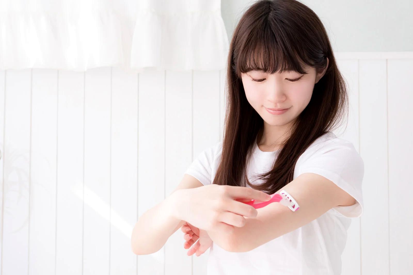 ハンドクリームを手に塗ってケアしている様子