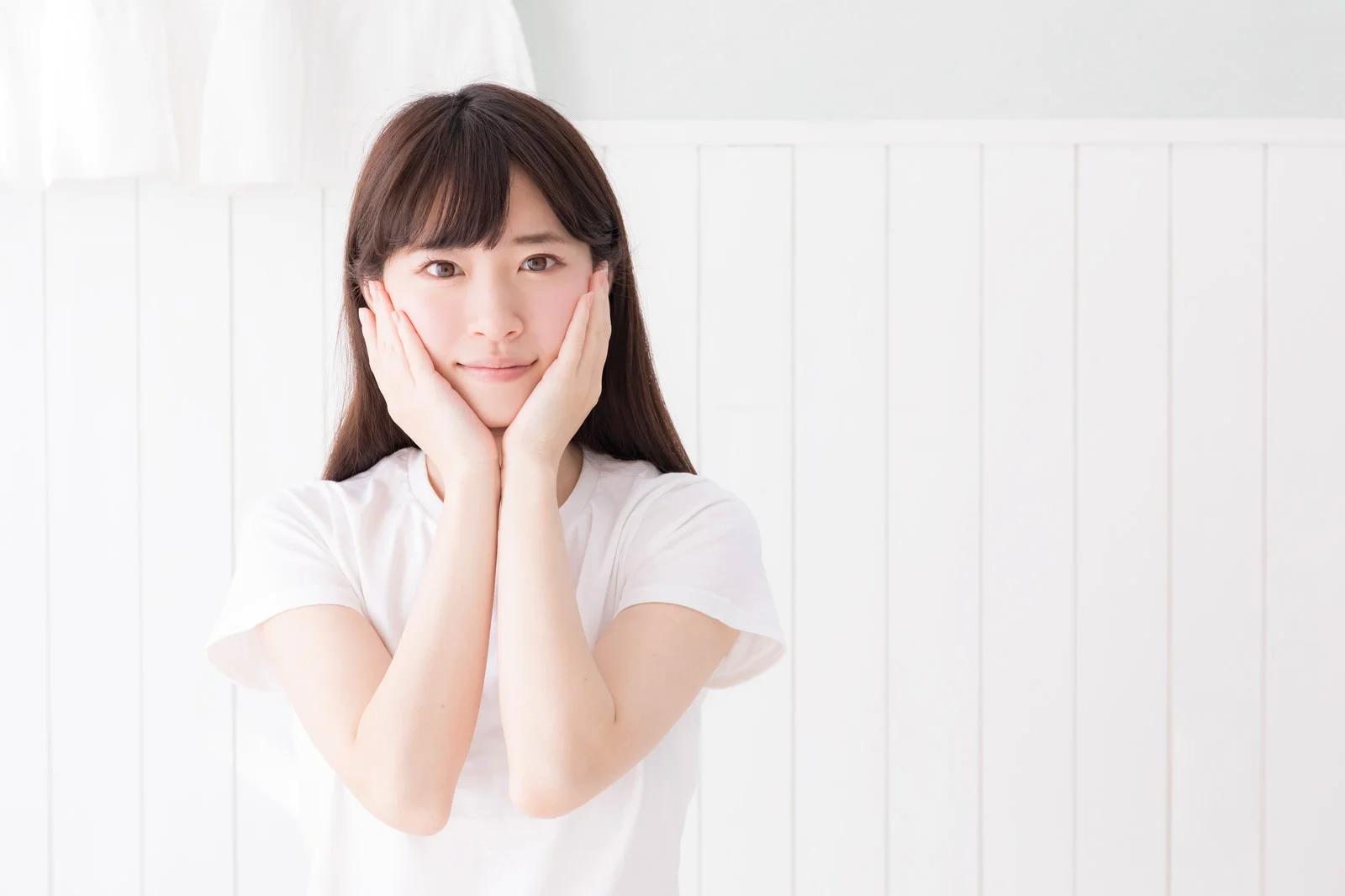 UVケアミストのスプレーが肌に広がるイメージ