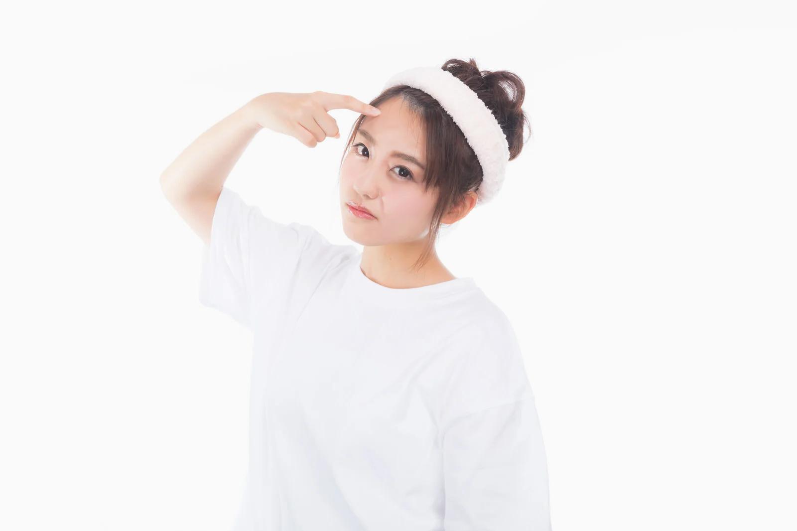 手の乾燥とストレスの関係を示すリラックスした女性の手元