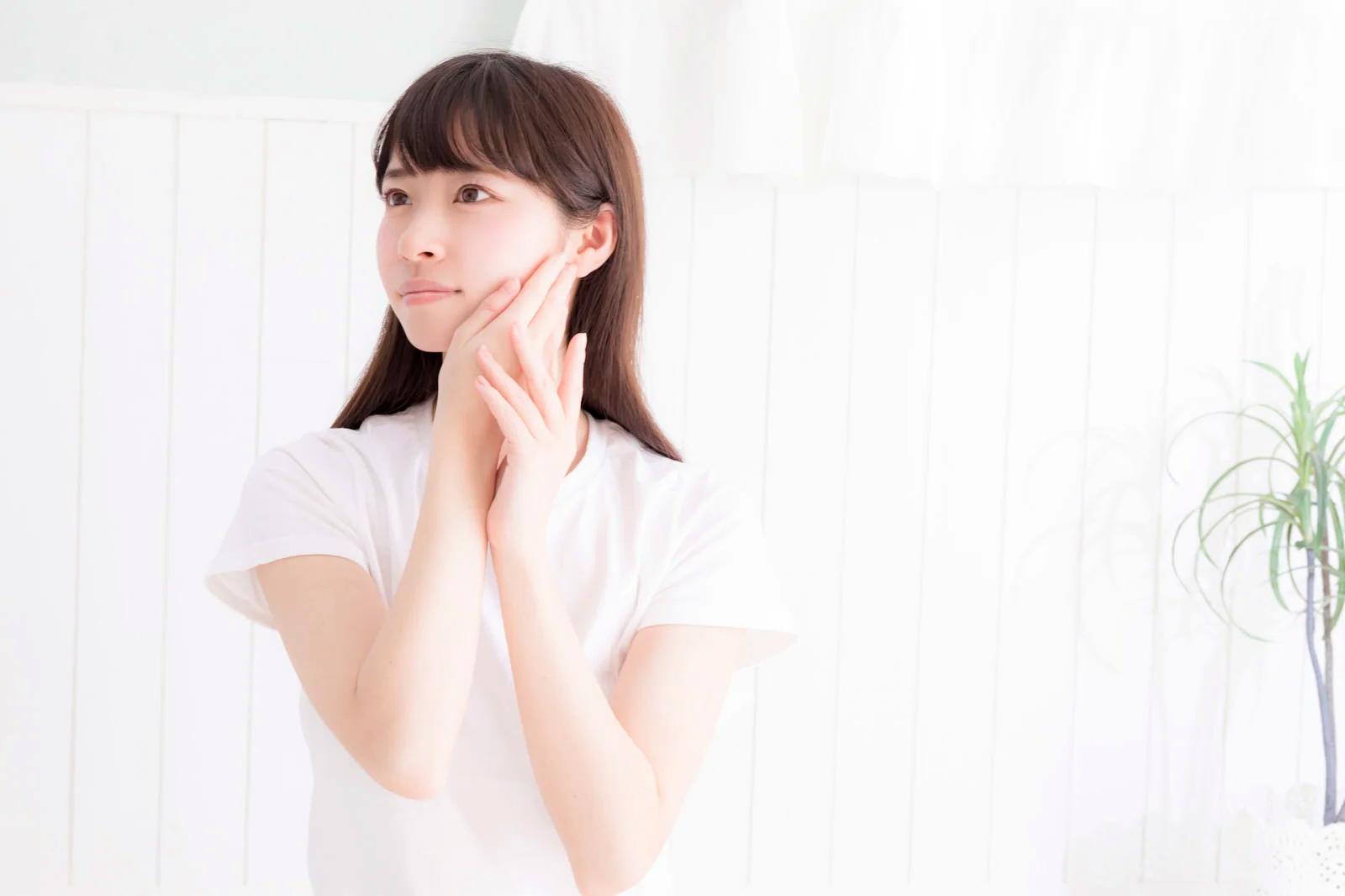目元を優しくタッチしてクレンジングするスキンケア方法
