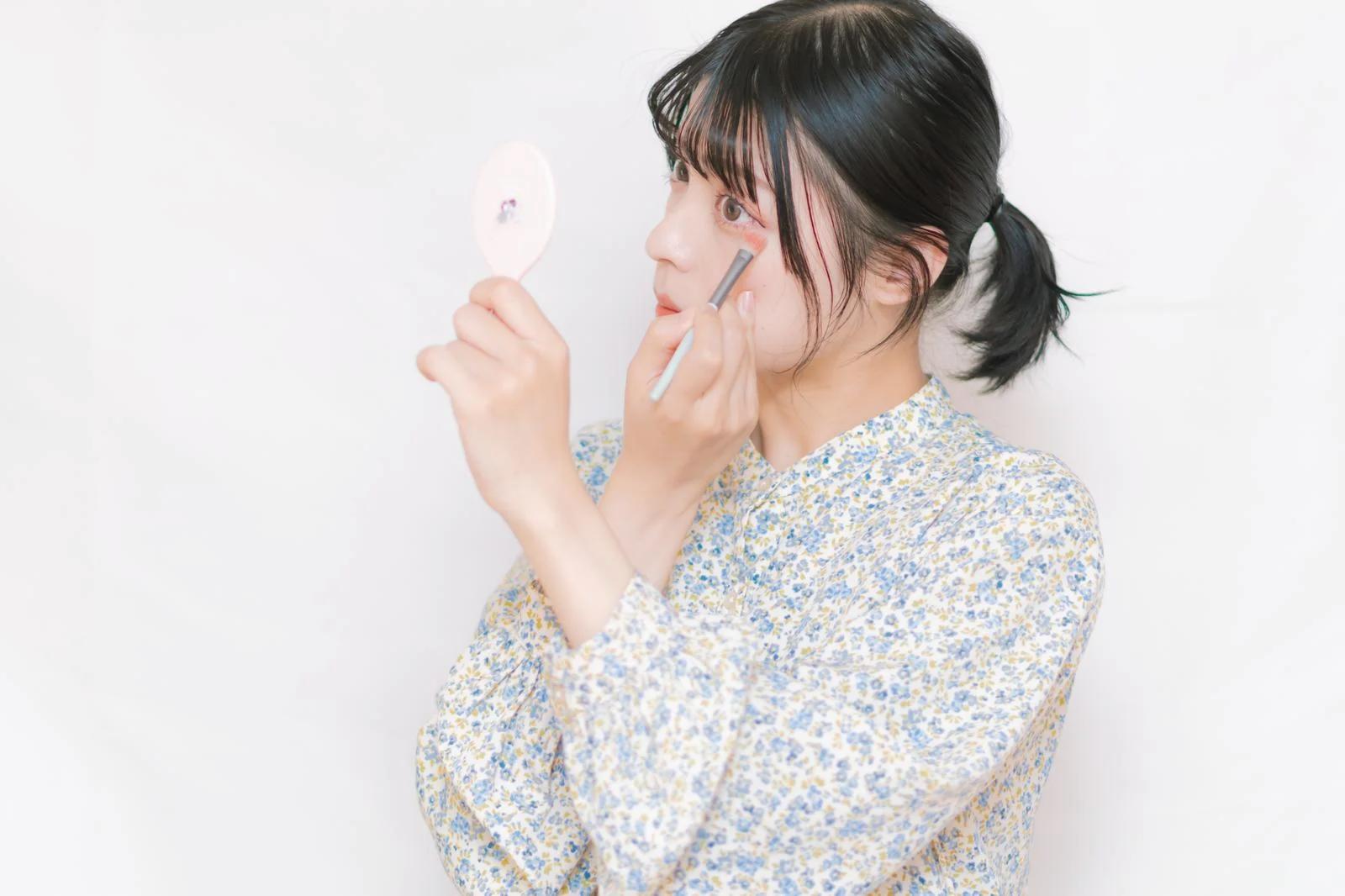 ナチュラルメイクで目元を明るく見せる女性のビフォーアフターイメージ
