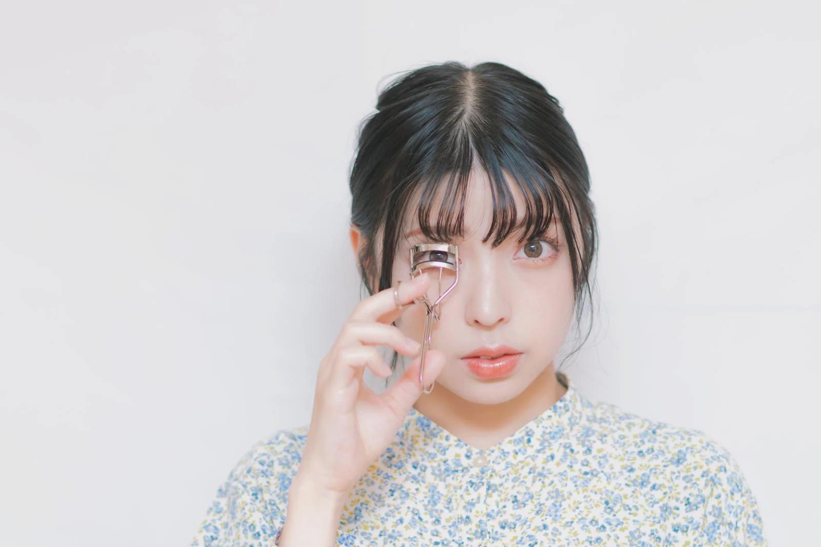 ナチュラルメイクで目元印象を整える女性のビフォーアフター