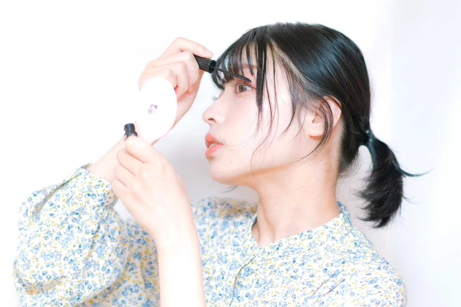 目元を明るく見せるナチュラルメイクを施す女性のイメージ