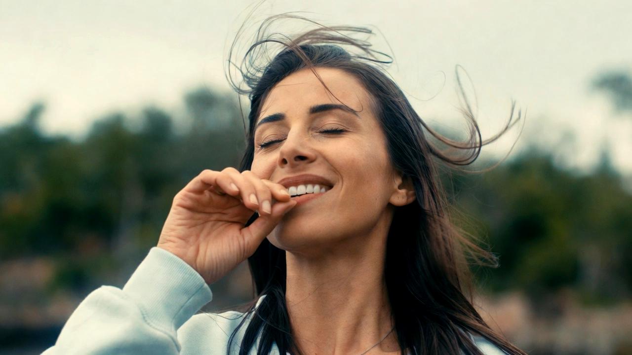 深呼吸しながら手を優しくマッサージするリラックスした女性