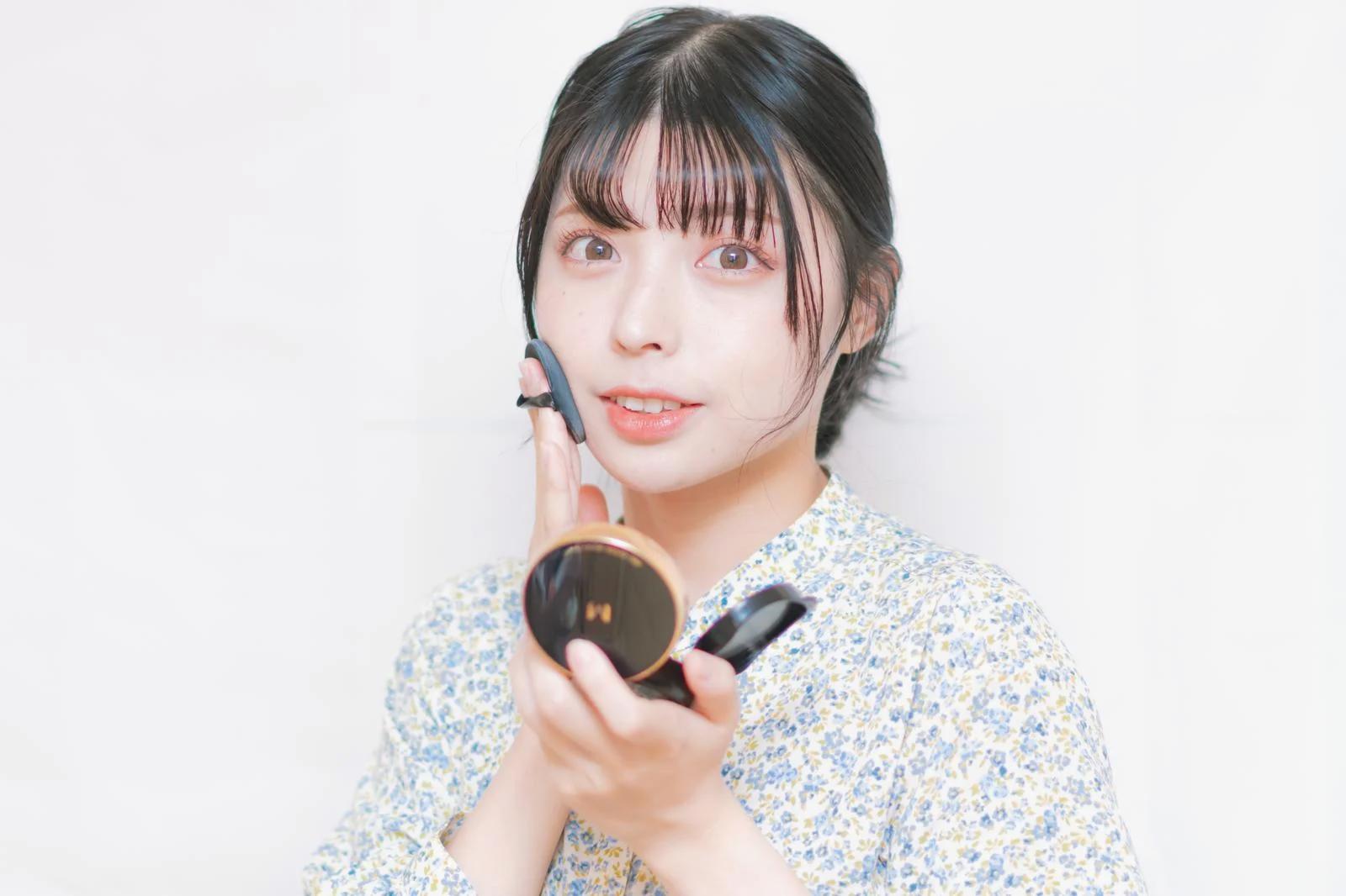 紫外線対策を意識しながら日焼け止めジェルを丁寧に塗る美しいスキンケアシーン