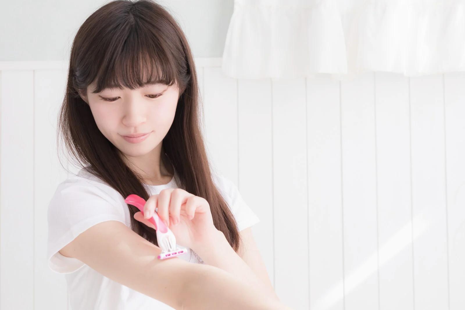 紫外線対策で透明感のある美しい肌を目指す女性のイメージ