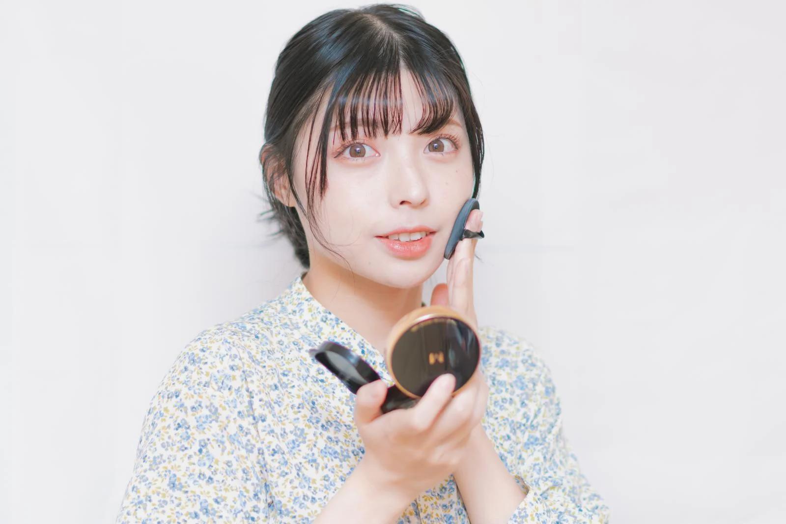スマホ姿勢が顔のたるみに影響する様子を示すイメージ