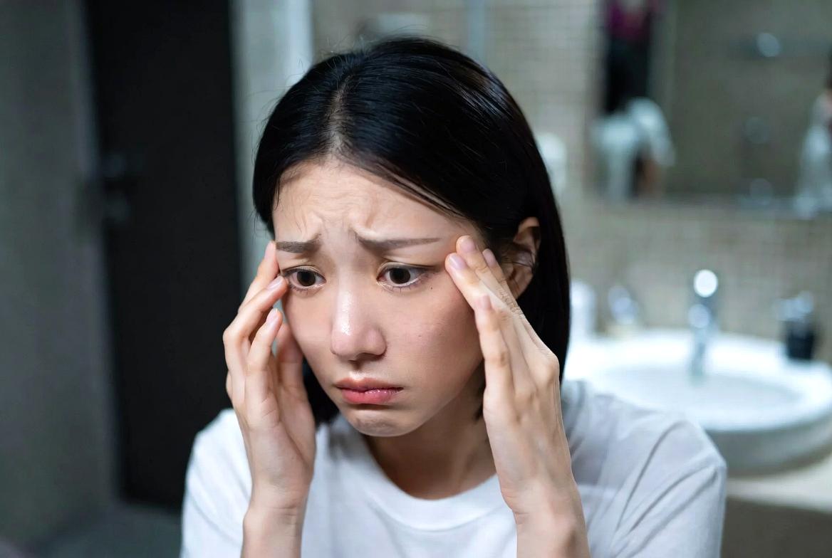 ほうれい線が目立つ原因をわかりやすく解説する美容イメージ