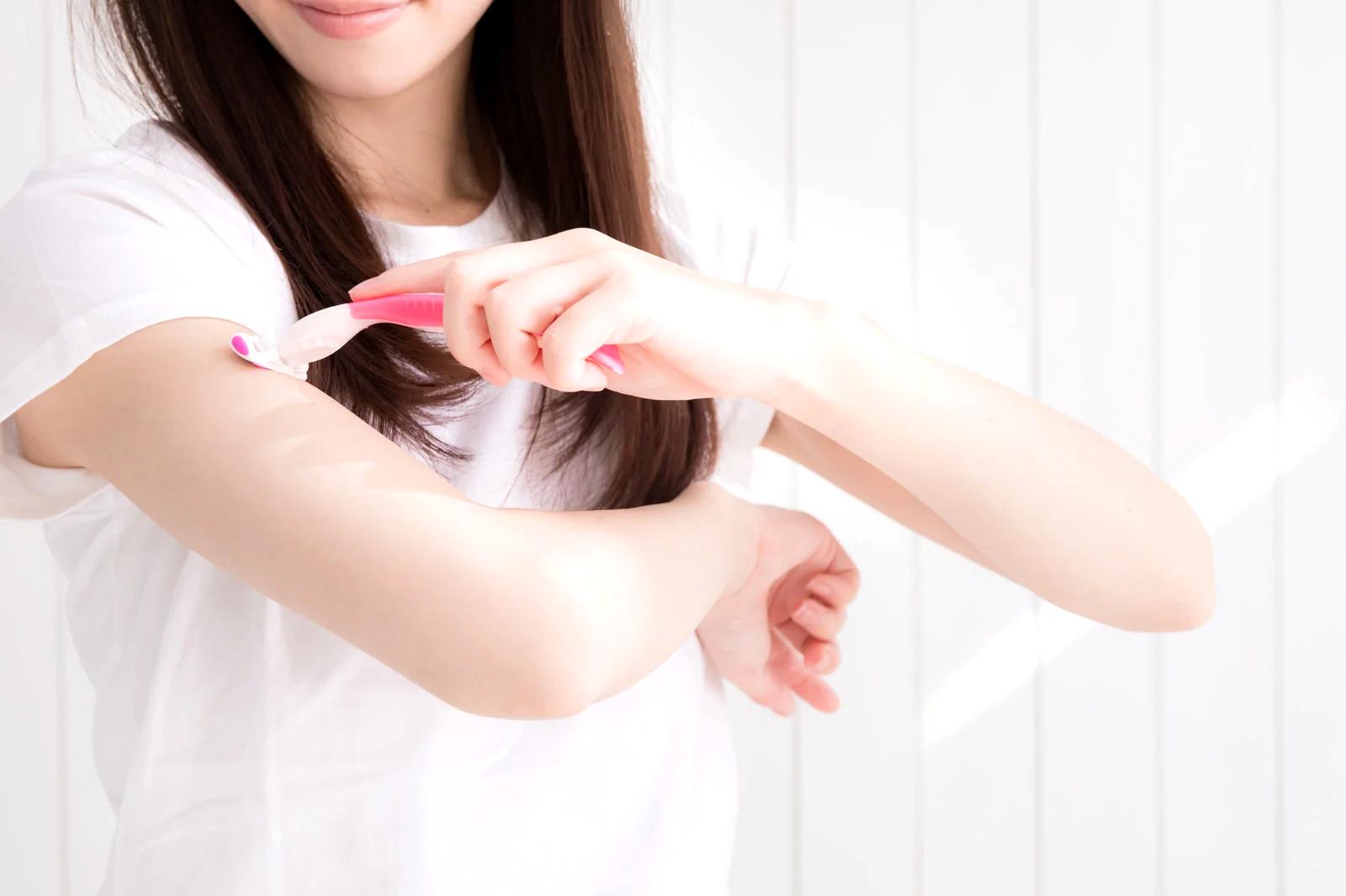 冷え性やむくみの原因を解説する女性の体のイメージ