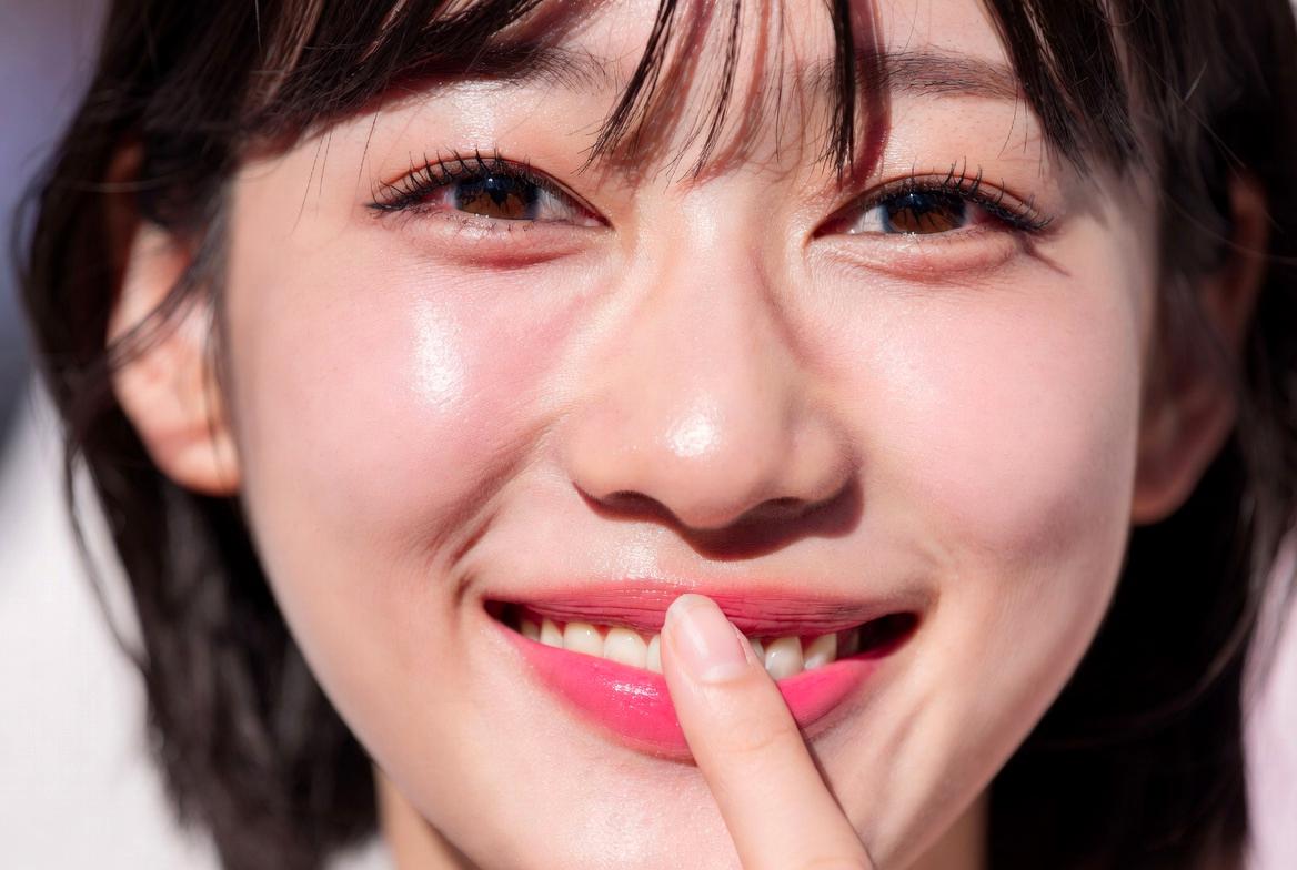 乾燥した手のアップ写真、しわやカサつきが目立つ様子