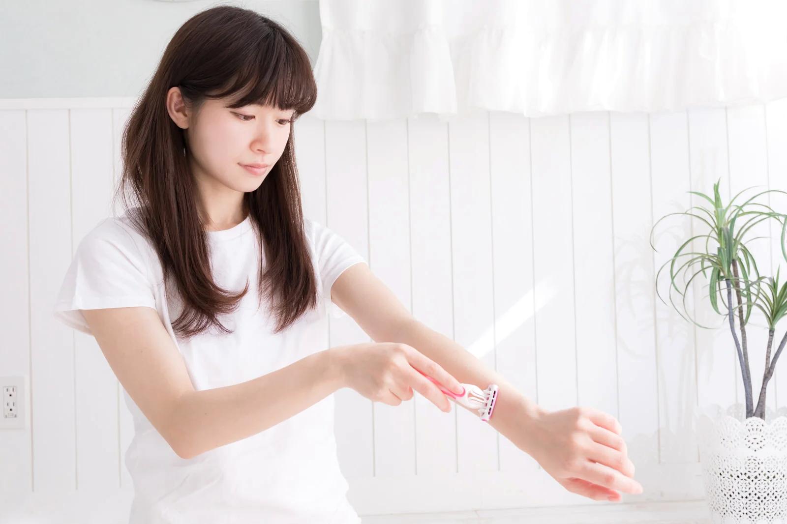 十分な睡眠と適度な運動を取り入れる女性のイメージ
