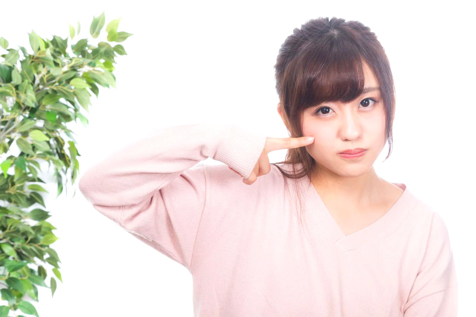 紫外線による光老化でシワやたるみが進行する仕組みをイメージした女性の肌