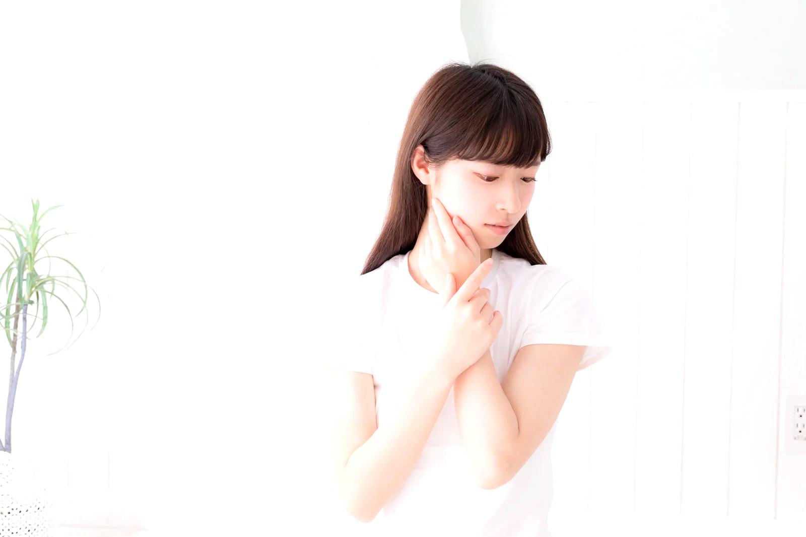 顔のたるみと老け顔習慣を解説する美容イメージ