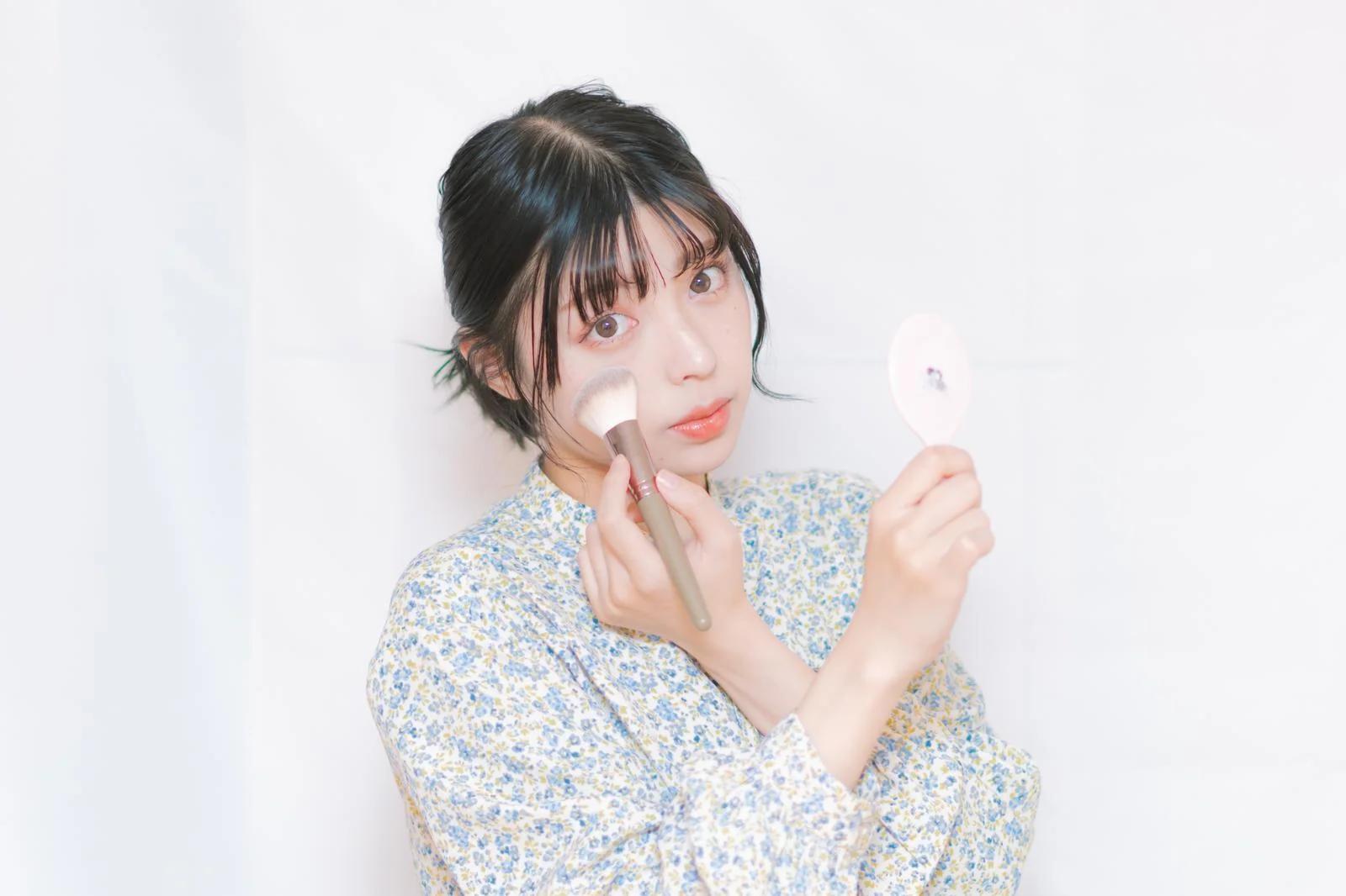 日焼け止めバームをやさしく均一に塗る女性の手元