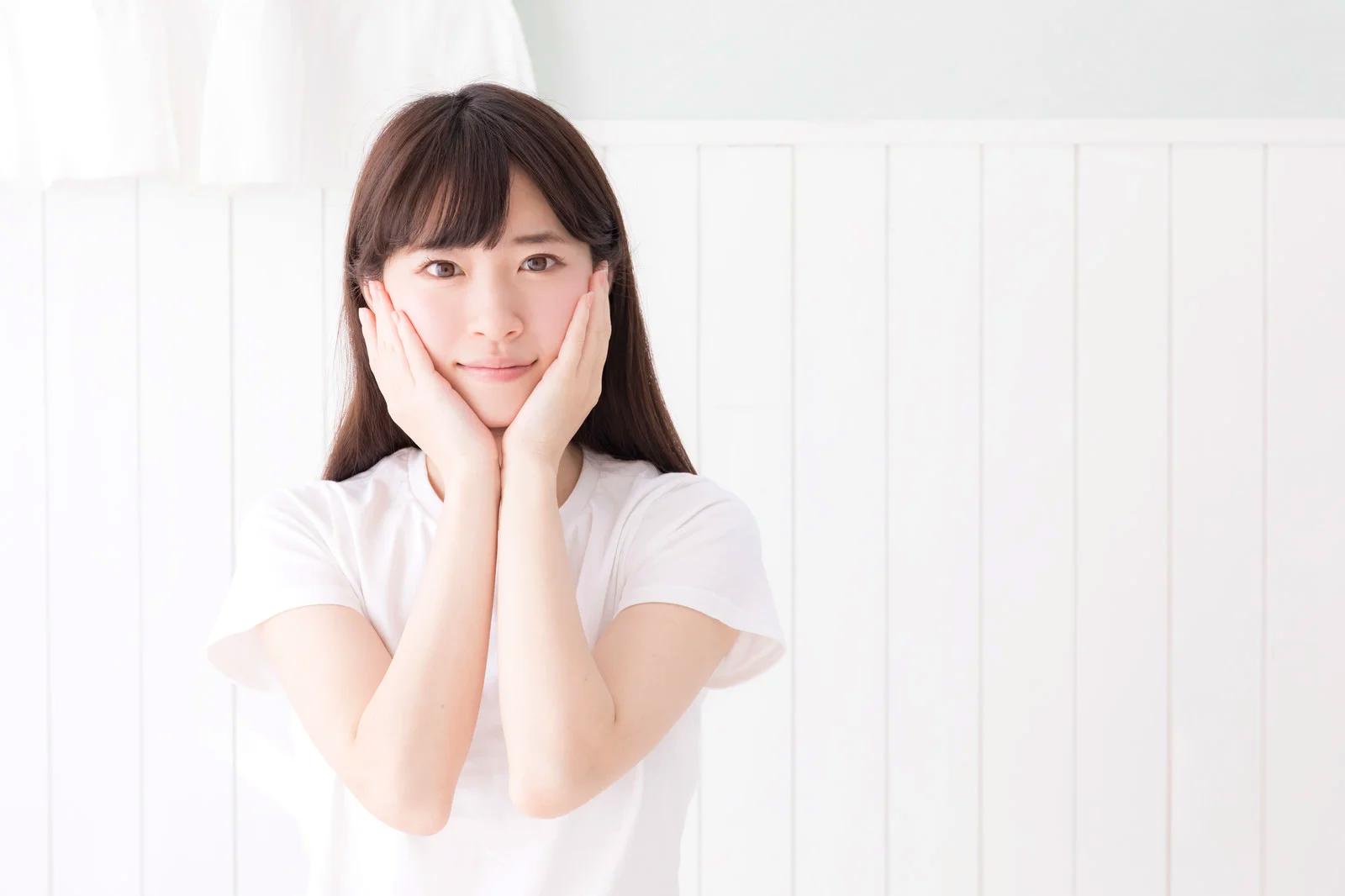 UVAとUVBが肌へ異なるダメージを与える仕組みを解説するイメージ