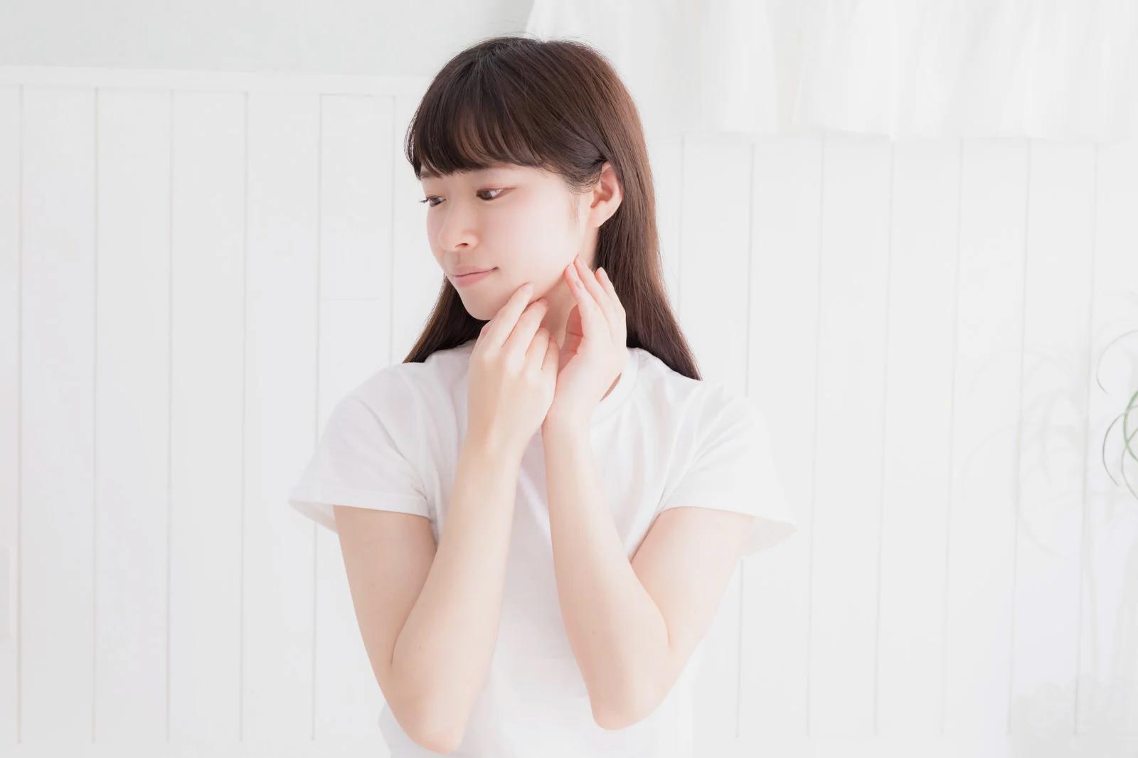 手に触れる水や洗剤などで乾燥する様子をイメージした写真
