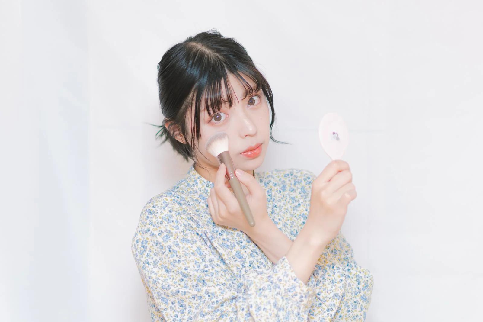透明感メイクで明るい印象の肌を作る女性のイメージ