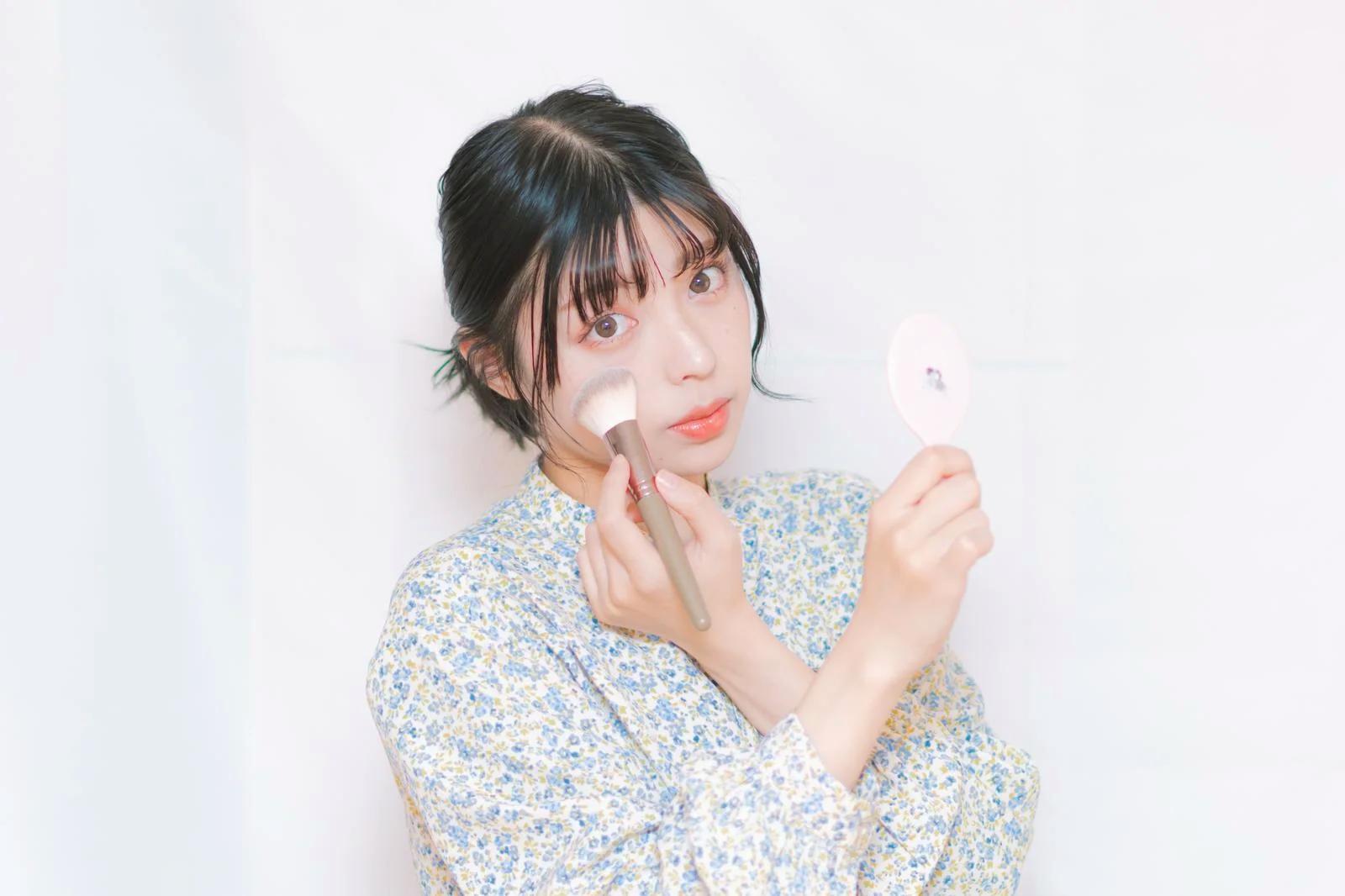 メイク直しで肌を整える女性の手元クローズアップ