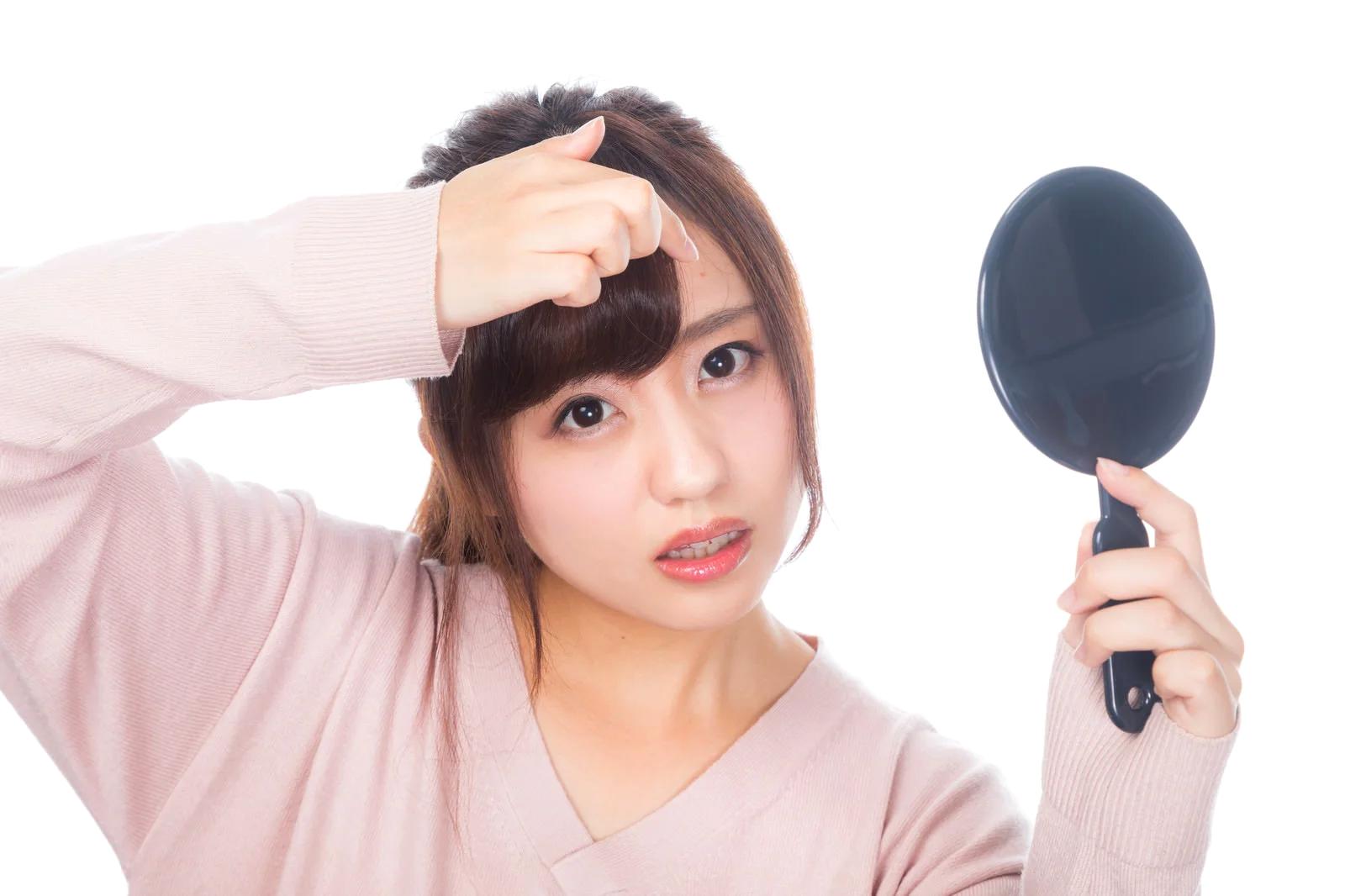 顔にできる赤ニキビの原因を解説するイメージ