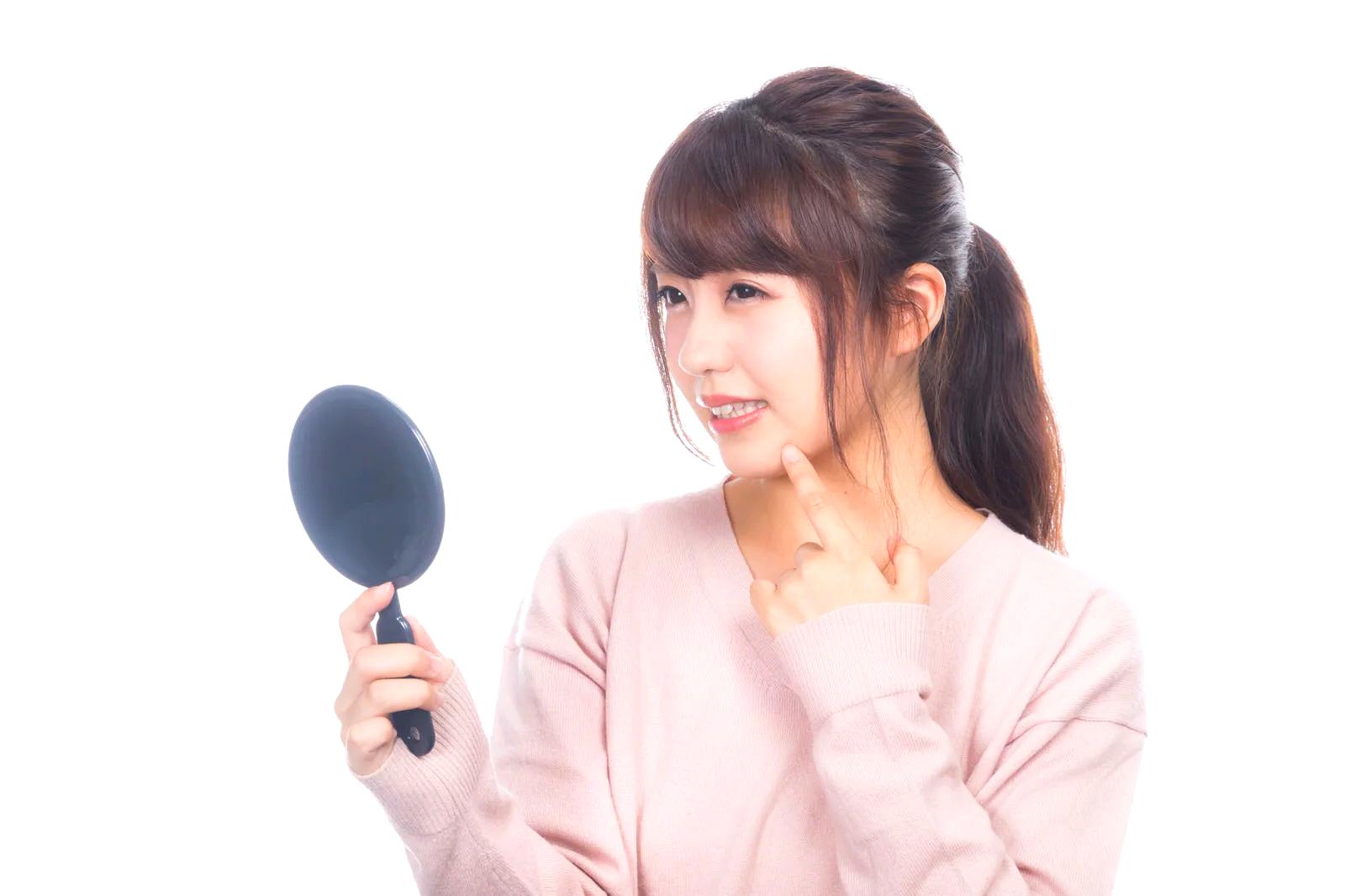 爪を乱暴に扱うNG習慣と正しいケア方法の対比イメージ