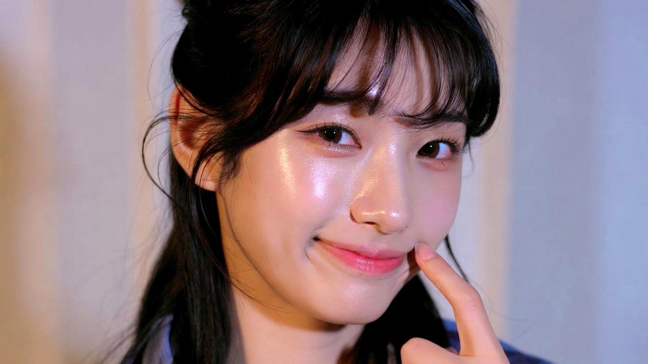 美容リップアイテムを並べたおしゃれな写真