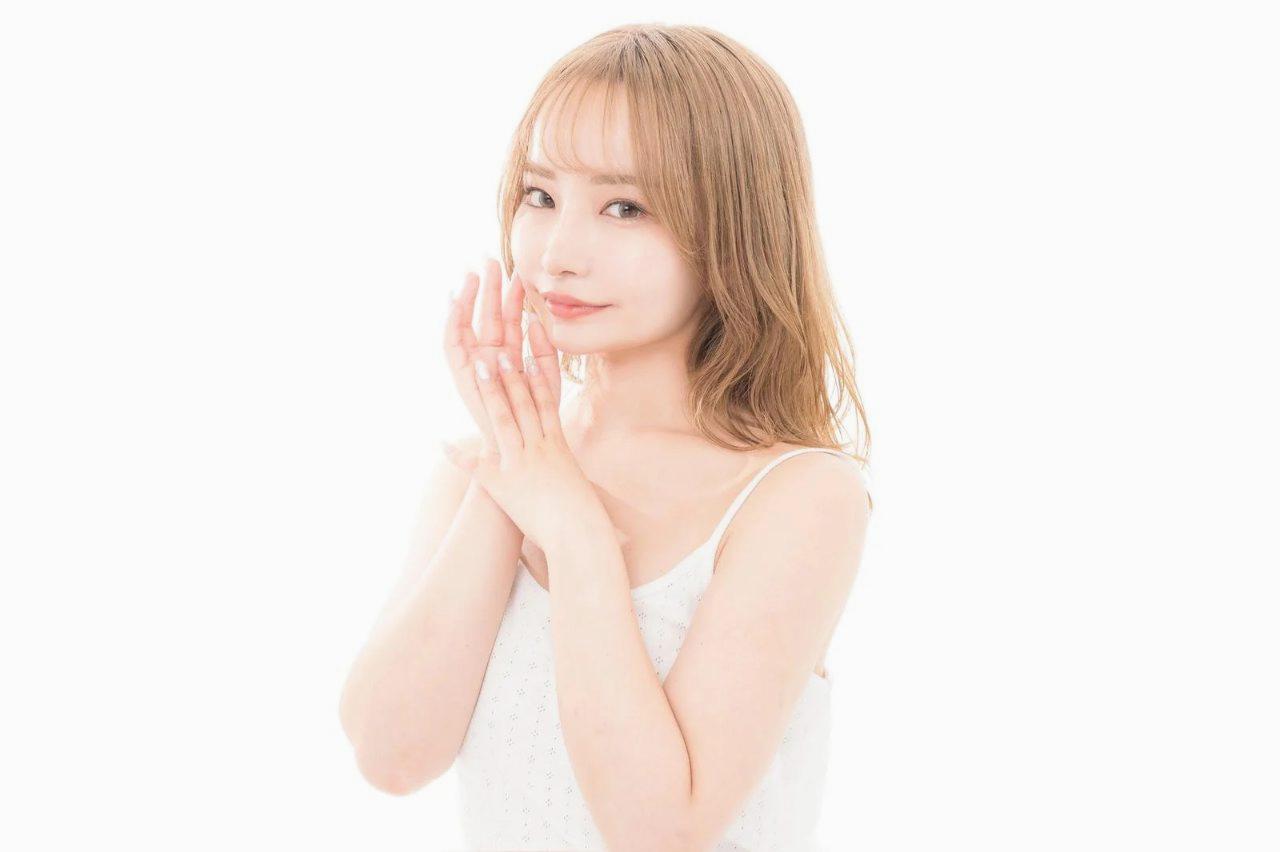 丁寧なクレンジングで肌をいたわる女性の美容ケア