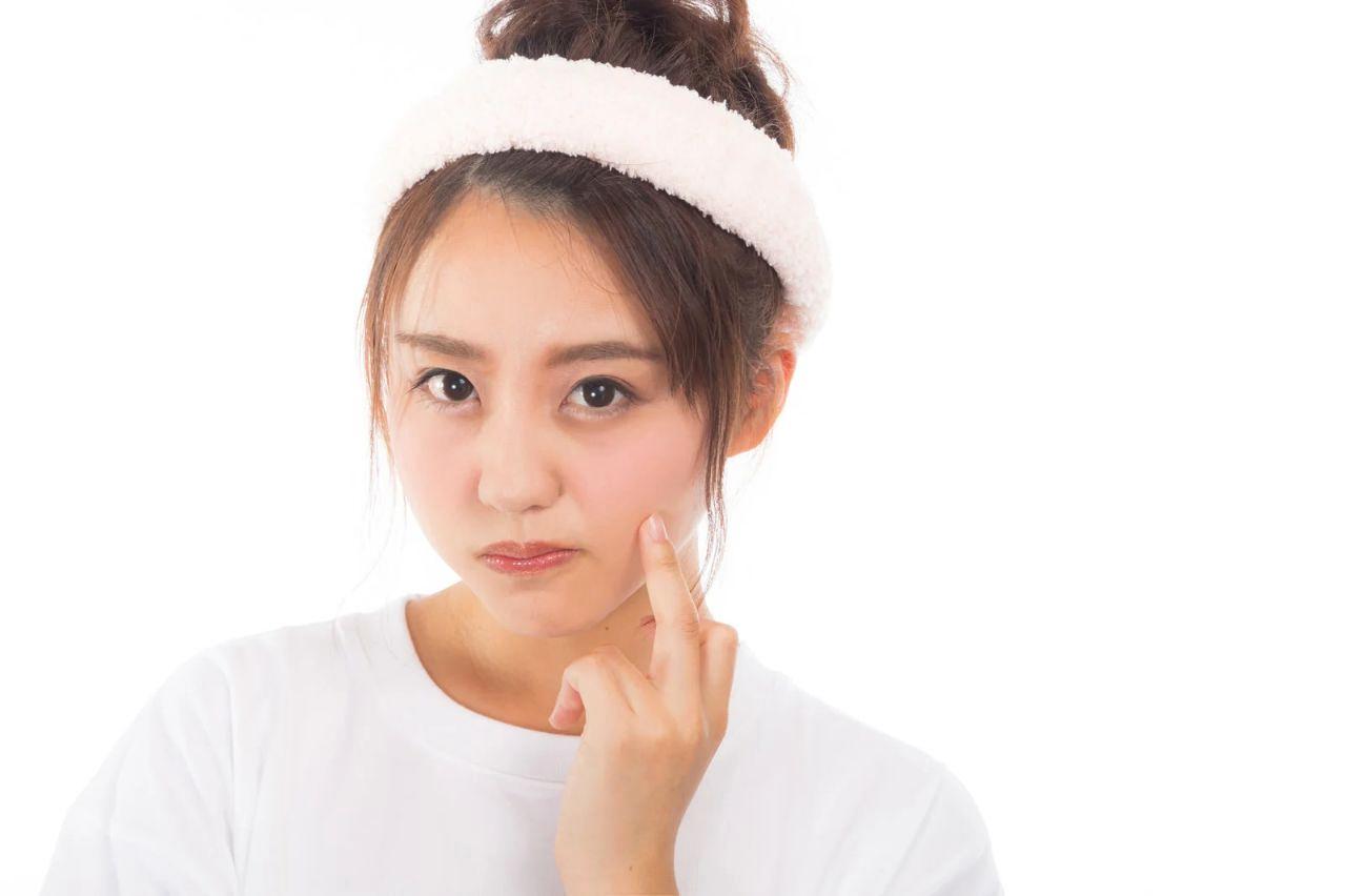 洗顔後に化粧水や乳液で保湿する女性の美容ケア